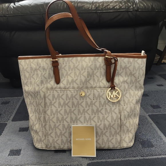 Michael Kors Handbags - NWT Michael Kors Tote Bag Jet Set Series Women Bag